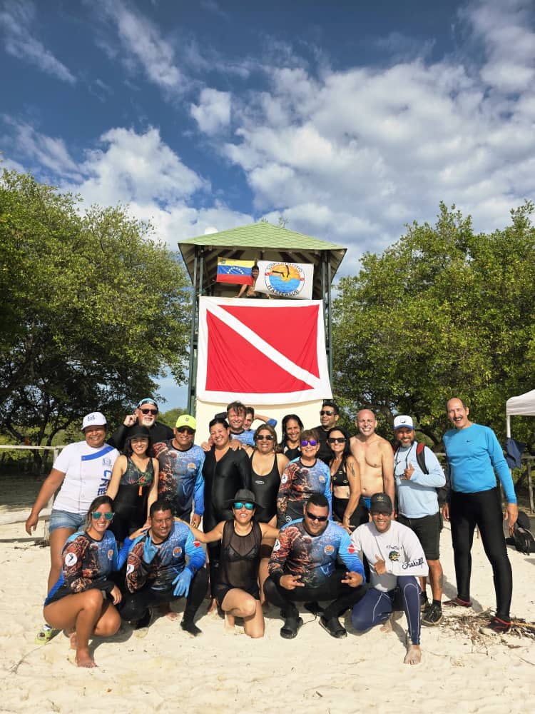 Integrantes de Master Sub Lara reunidos en la playa tras una jornada
