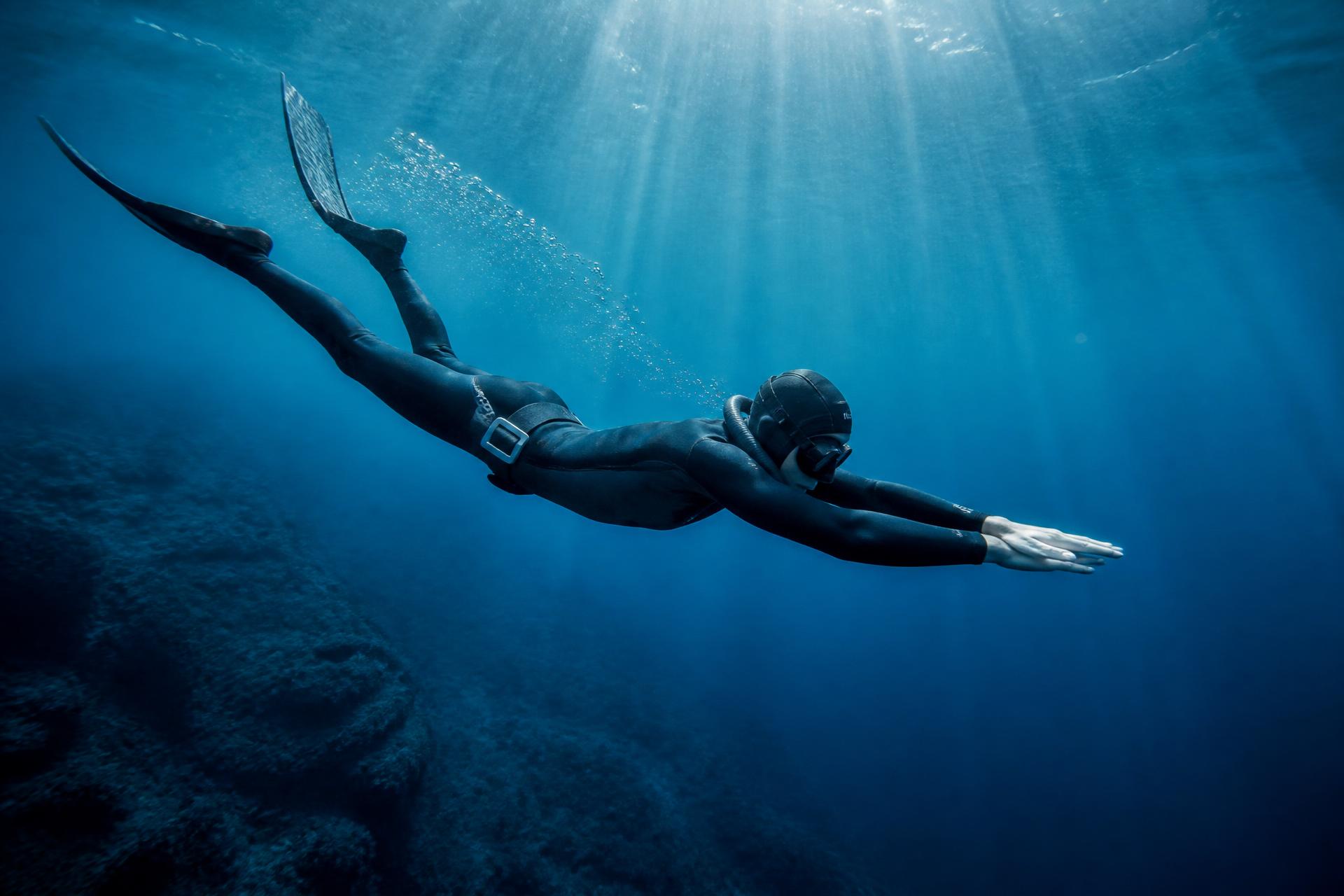 Grupo de submarinistas explorando aguas azules